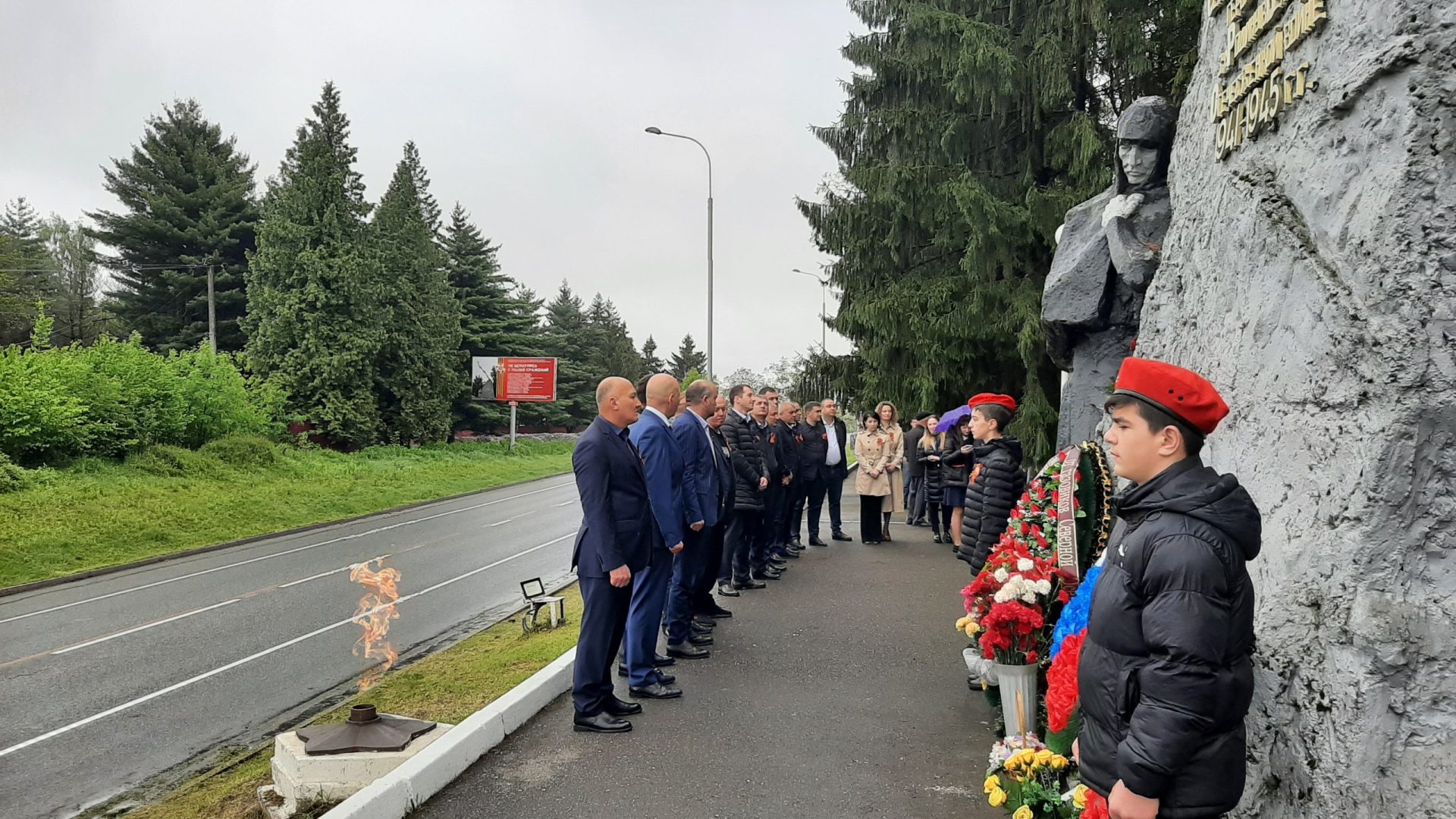 Погода в дзуарикау. Возложение цветов к памятнику. Памятники Северной Осетии. Дзуарикау памятник. Село Дзуарикау Северная Осетия.